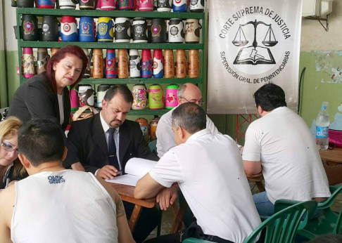 La abogada Nelly Obregón conversando con los reclusos del penal de Tacumbú.