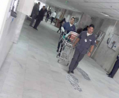 Enfermeros del Poder Judicial trasladando en camilla a uno de los pacientes para una mejor atención.