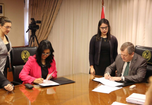 Suscribieron el acuerdo el titular de la CSJ, Eugenio Jiménez, y la rectora de la Unibe, Sanie Romero.