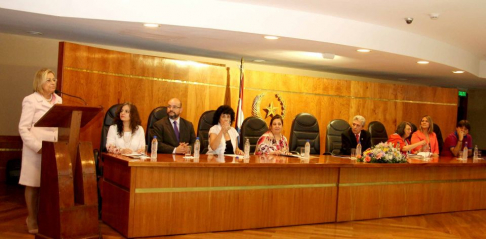 La ministra de la Corte Suprema de Justicia Alicia Pucheta dio inicio al acto de homenaje a la primera mujer abogada del Paraguay.