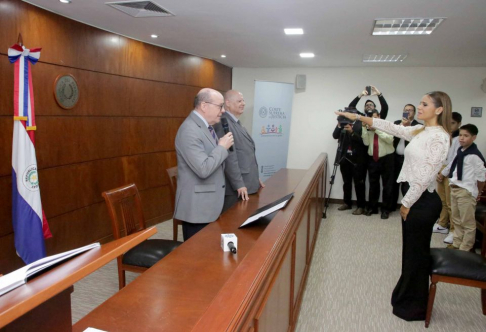 Presidente y ministro de la Corte Suprema tomaron juramento a magistrada.