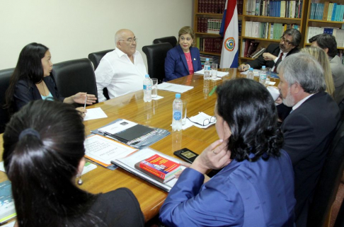 Los ministros superintendentes de la Circunscripción Judicial de Alto Paraná, doctores Sindulfo Blanco y Gladys Bareiro de Mòdica durante el encuentro mantenido en Ciudad del Este