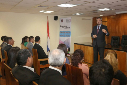 El doctor Guillermo Riveros abordó con los estudiantes sobre la amplitud del Derecho Civil y Comercial