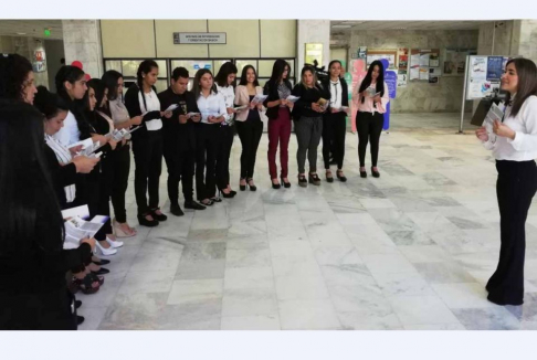 La encargada de la Secretaria recibió a los estudiantes en el Hall Central del Palacio de Justicia.