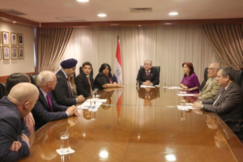 Ministros de la Corte Suprema reciben a visitantes internacionales.