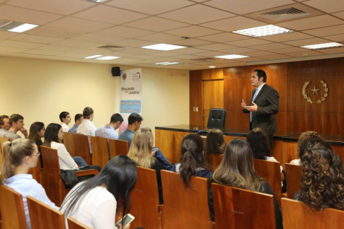 Los alumnos profundizaron sus consultas con el abogado José Trovato, relator de la Sala Constitucional de la máxima instancia judicial.
