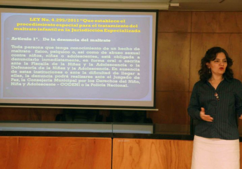 Momento de la disertación de la doctora Silvia López Safi acerca de la Ley sobre el Maltrato Infantil