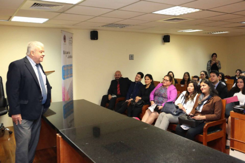 Alumnos de la carrera de Derecho de la Universidad Nacional de Asunción, conocieron en detalles sobre las competencias del fuero Civil.
