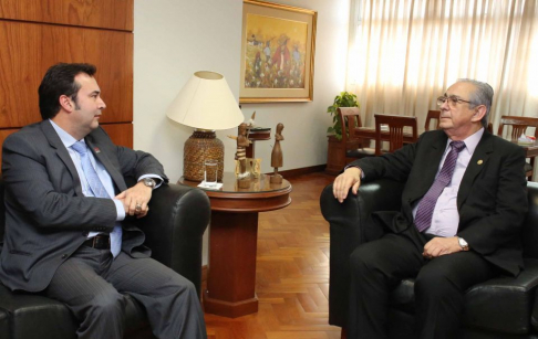 El titular de la CSJ, doctor Raúl Torres Kirmser, junto al abogado Andrés Gubetich.