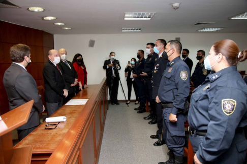 Ministros saludaron por su día a agentes policiales de la institución.