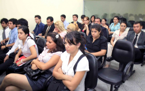 Estudiantes de Derecho asistieron a juicios orales realizados en la fecha en la sede judicial.