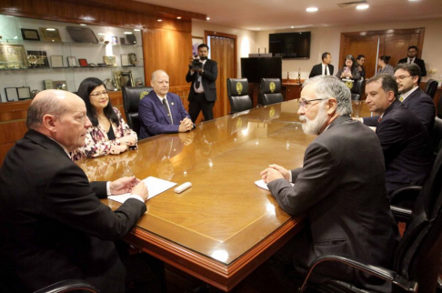 Ministros de la CSJ se reunieron con Embajador de Brasil.