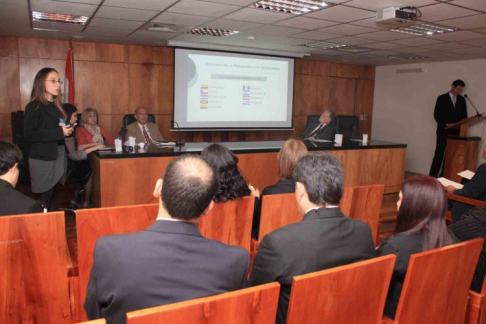 La doctora María José Bazán durante su ponencia acerca de la estructura del proyecto de Ley que crea el Colegio Público de Abogados y Abogadas del Paraguay