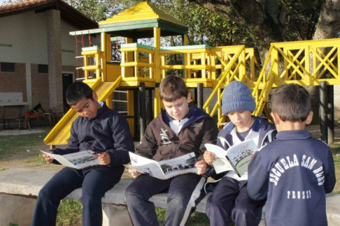 Los niños leyendo materiales de la campaña "Educando en Justicia".
