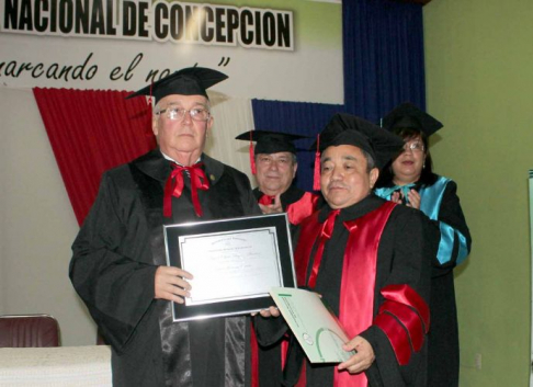 El ministro Prof. Dr. Miguel Oscar Bajac Albertini nuestra la distinción “Doctor Honoris Causa”, la máxima mención honorífica que otorga la Universidad Nacional a un ciudadano.
