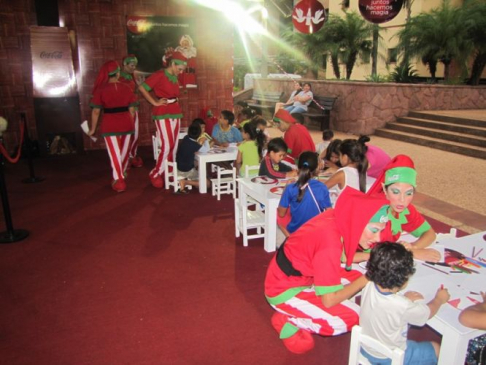 En la explanada de la sede judicial de Coronel Oviedo se llevó a cabo la feria navideña.